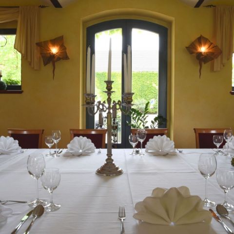 grosser-veranstaltungsraum-eingedeckt-blick-innenhof.jpg