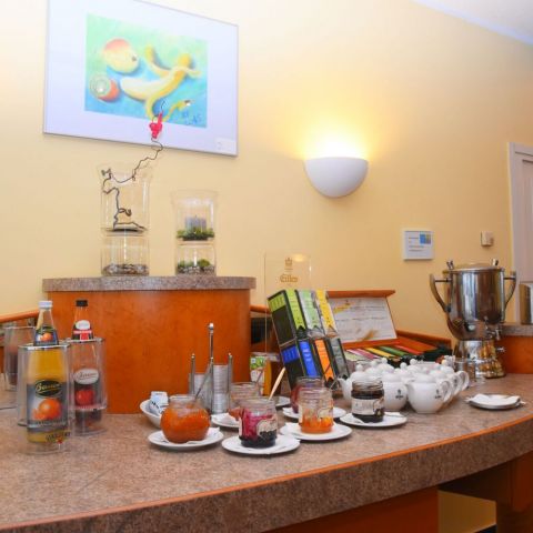 fruehstuecksbereich-saefte-tee-hotel-moritz-elbe.jpg