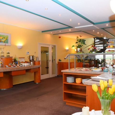 fruehstuecksbereich-blick-auf-das-buffet-hotel-moritz-elbe.jpg