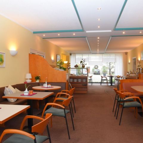 fruehstuecksbereich-blick-von-der-terrassentuer-hotel-moritz-elbe.jpg