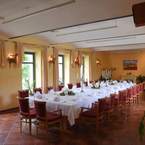 grosser-veranstaltungsraum-eingedeckt-blick-aussenanlage.jpg